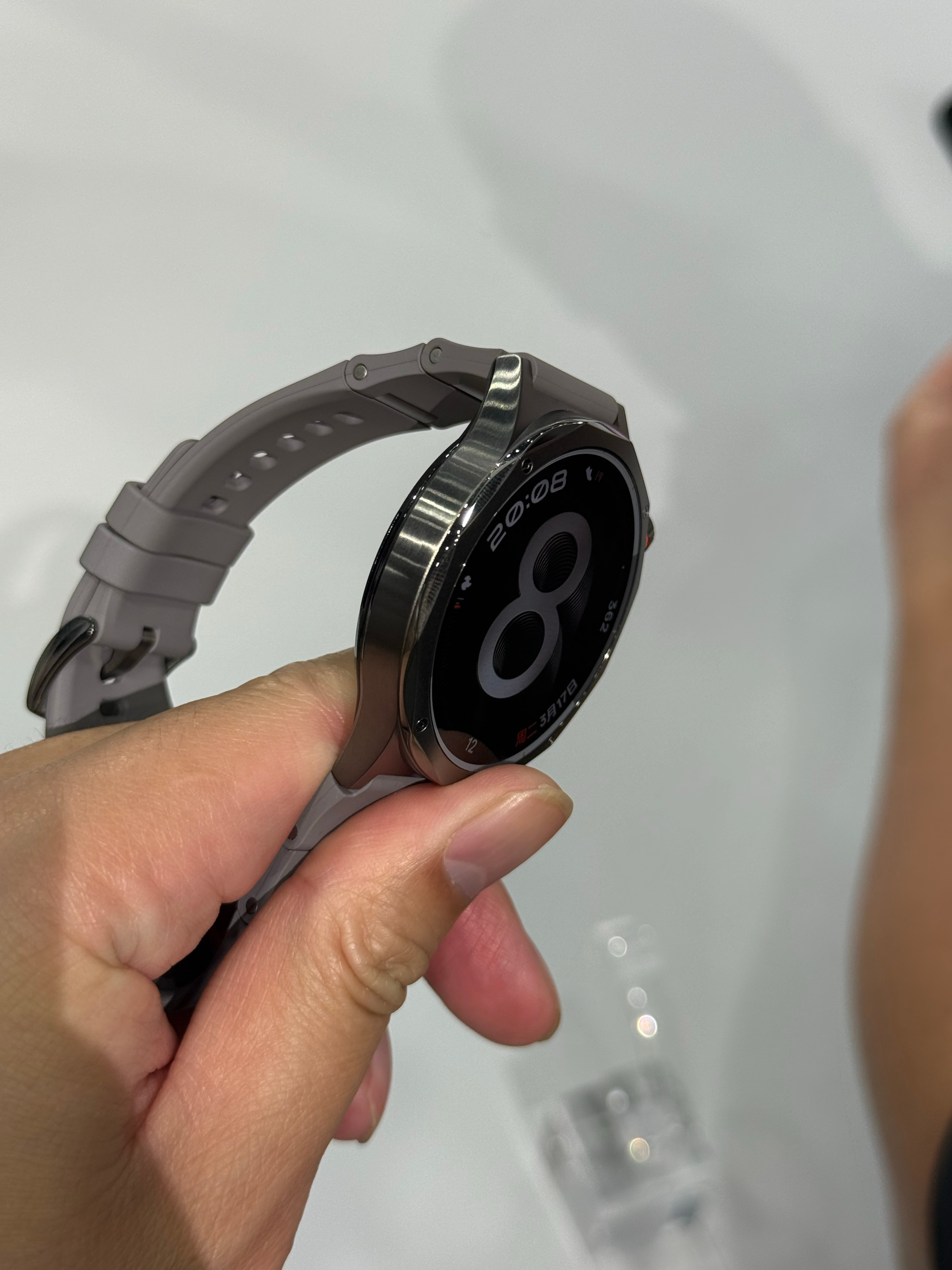 OPPOWatchX3这块手表看起来笨重但是拿到手上很轻薄和外观不搭嘎表带有