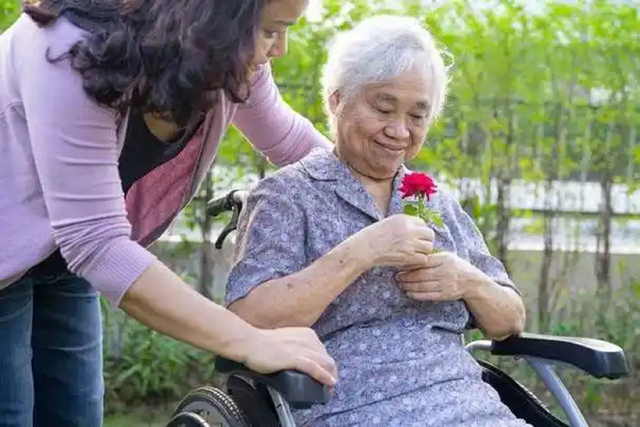 我和嫂子轮流照顾婆婆, 婆婆临终前非来我家, 葬礼过后我才明白