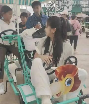何洁带三孩子工作，宝妹身高超哥哥，三个孩子都看着挺结实！