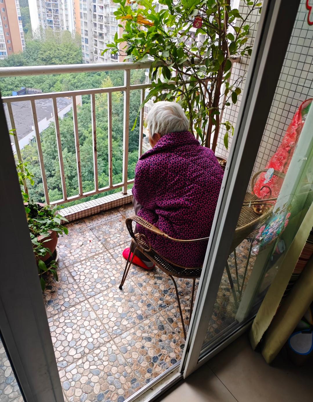 79岁老妈跟着我们过8年，每月4300退休金自己管，买菜吃药够花还能给孙子买零食