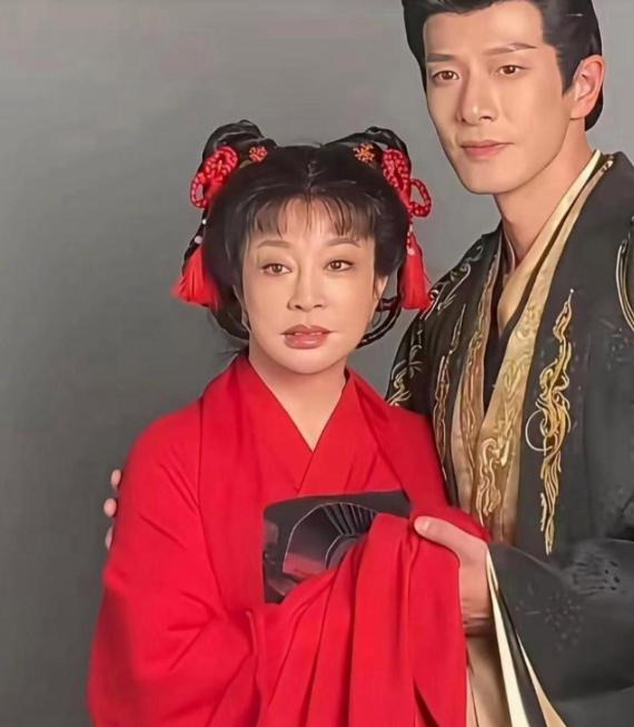 导演疯了！让75岁刘晓庆演18岁少女，粉裙、双辫、十级美颜全安排上，皱纹靠滤镜硬