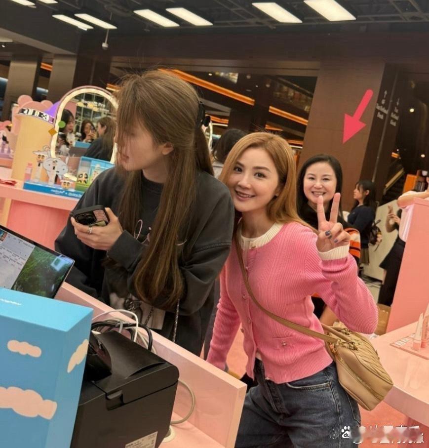 阿sa的妈妈终于露脸了！颜值也太高了吧，和阿sa站在一起像极了姐妹花，太惊艳啦～