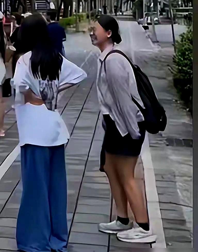 大S女儿的穿搭，几乎就是复刻她妈。12岁的玥儿，白T恤黑裤子，简单到不能再简