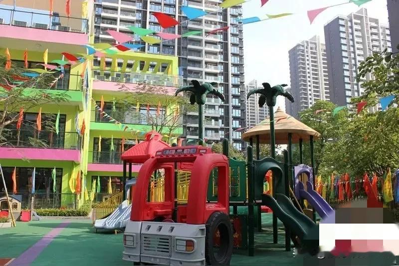 出生率急剧下降，幼儿园没有生源，很多幼儿园都被迫关停。从2022年开始，全国幼儿