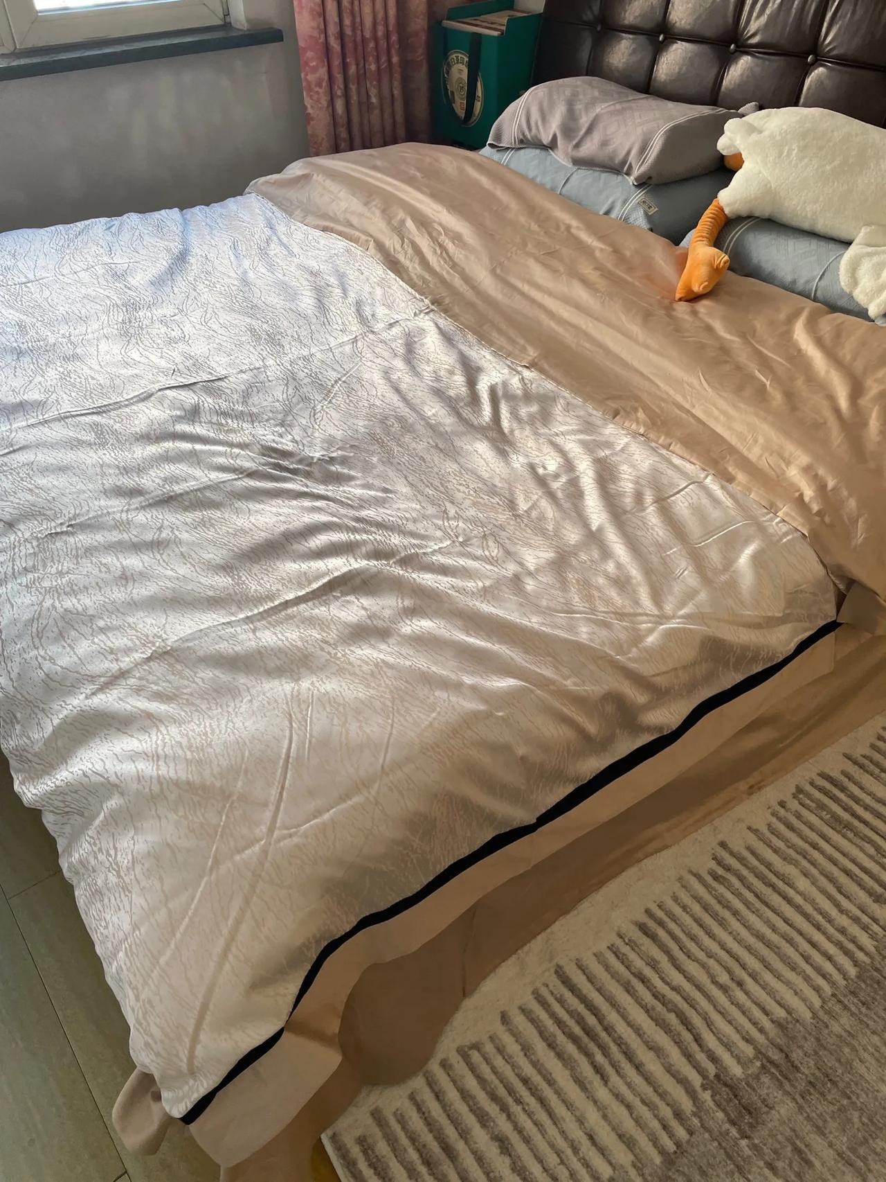 真是山猪嚼不了细糠！今年狠心花5600多买了一套真丝四件套，为了这配这真丝床品