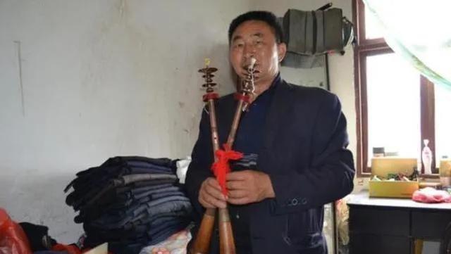 1979年，在对越战争中，我军一炊事员在送饭途中撞见一个越军哨所，将哨兵干掉后他