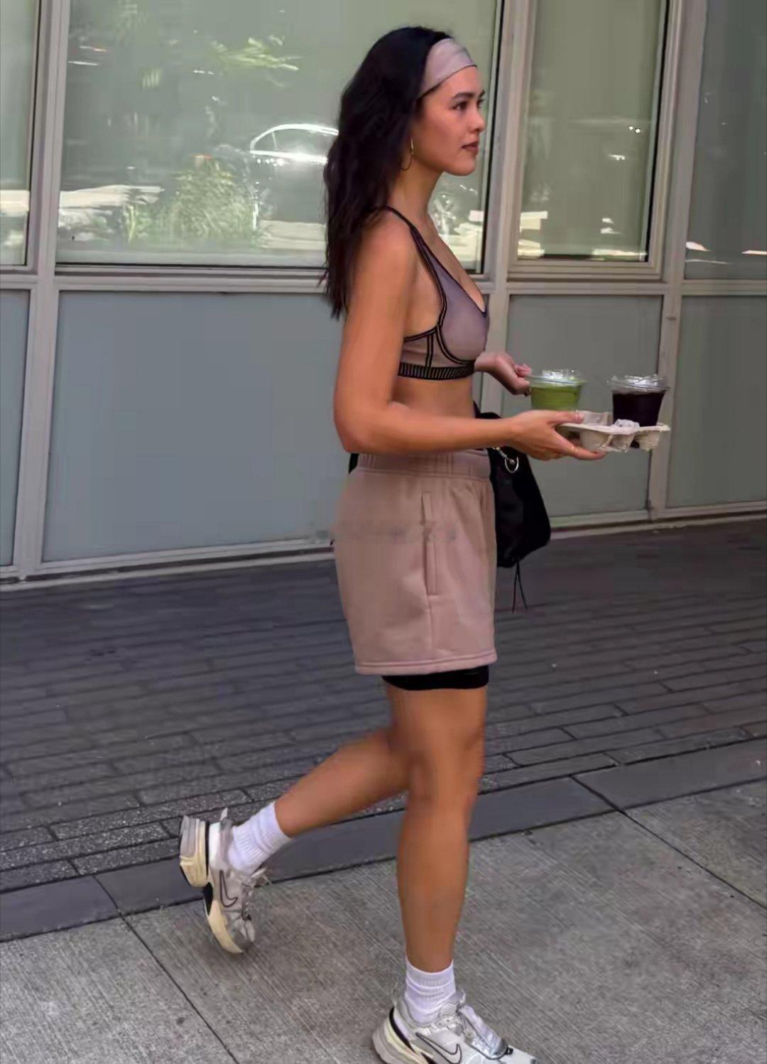 张敏钧晒温哥华街拍，穿背心衣大秀凹凸有致身材，好像母亲钟丽缇​​​