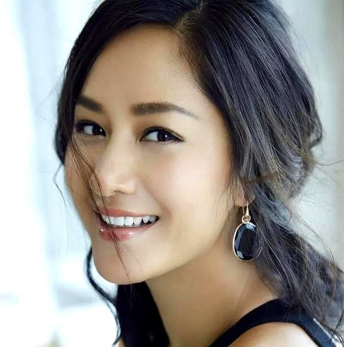 记者问海哈金喜：“李亚鹏干啥赔啥，大房子换小房子，你图他什么？”这姑娘一句“图他