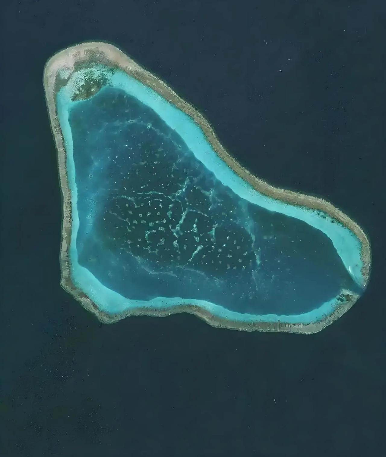 就在刚才，美军希金斯号驱逐舰未经批准，擅自闯入我国黄岩岛领海，我军组织海空兵力，