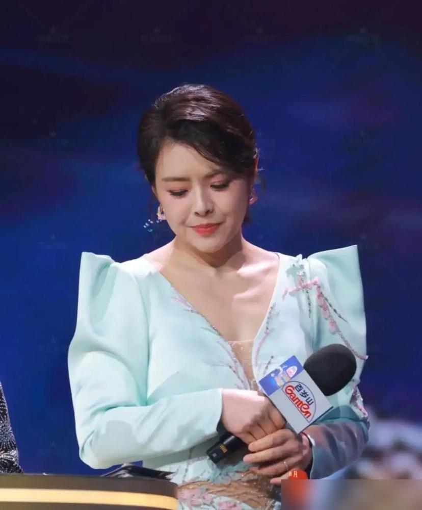 东方卫视后台真狠啊，跨年盛典直接把陈辰、王冠踢出局，让新人何卿站C位。你以