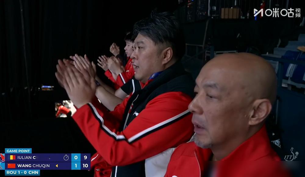 王楚钦一落后，镜头切到看台，我心都揪紧了：陪练牛冠凯急得快掐人中，主管教练孙逊却
