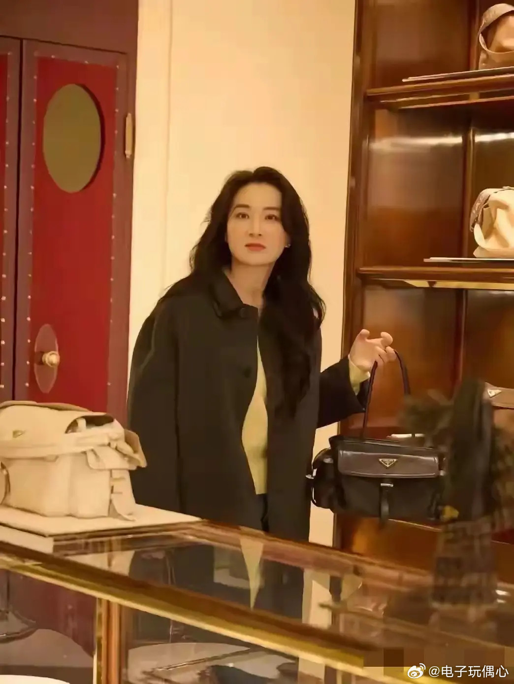 贾玲已经完全是另外一个人了，不再肥胖搞笑，而是高冷时尚！