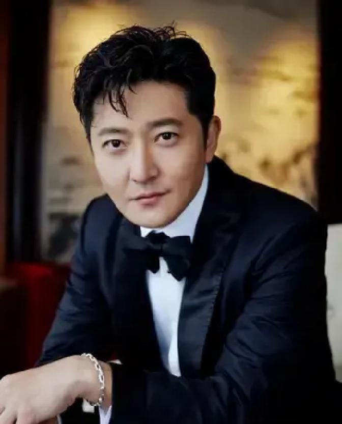 别再吹“教科书演技”了。最高级的表演，是让你忘记他在表演。看郭京飞在《老舅