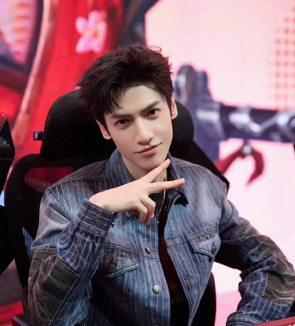 刘大锤：罗云熙陈瑶两个人不是恋人关系，罗云熙是女生之友，之前我还特意验证过这个事