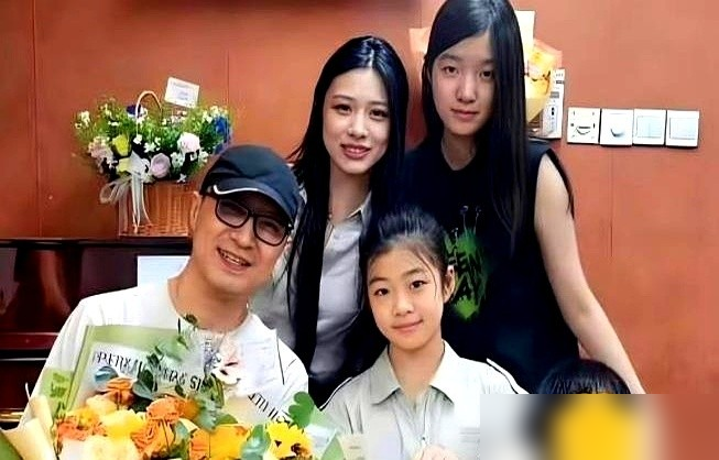 汪峰把三个不同妈生的闺女，凑在一张观众席上看小女儿演出。章子怡坐最后一排，两人全场没搭一句话。大女儿
