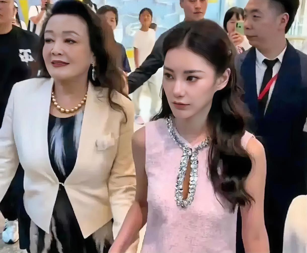 之前那些老说筱梅和她婆婆关系不好的人，这下可算是被狠狠地打脸了！张兰今天一