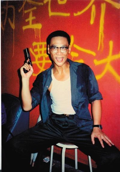 何家驹（1948年3月14日—2015年1月27日），生于香港九龙城寨，集报人、