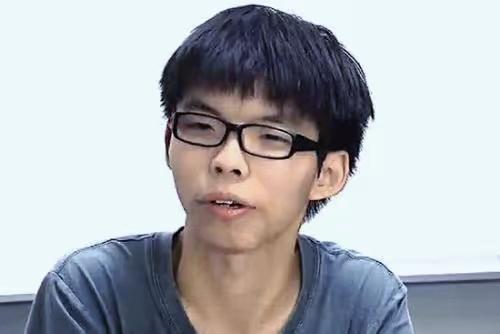 铁窗为戒：黄之锋的自毁之路“活该，罪有应得！”当狱警推开牢门，28岁的黄