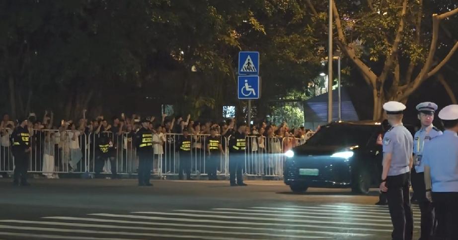 4月19日，周杰伦南宁演唱会第3场结束，下班又被粉丝围堵了，他老远摇下窗户打招呼