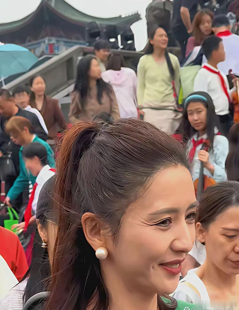 43岁的佟丽娅，白发、眼纹、法令纹，一个没落！但，姐愣是没修没藏，坦坦荡荡站在镜