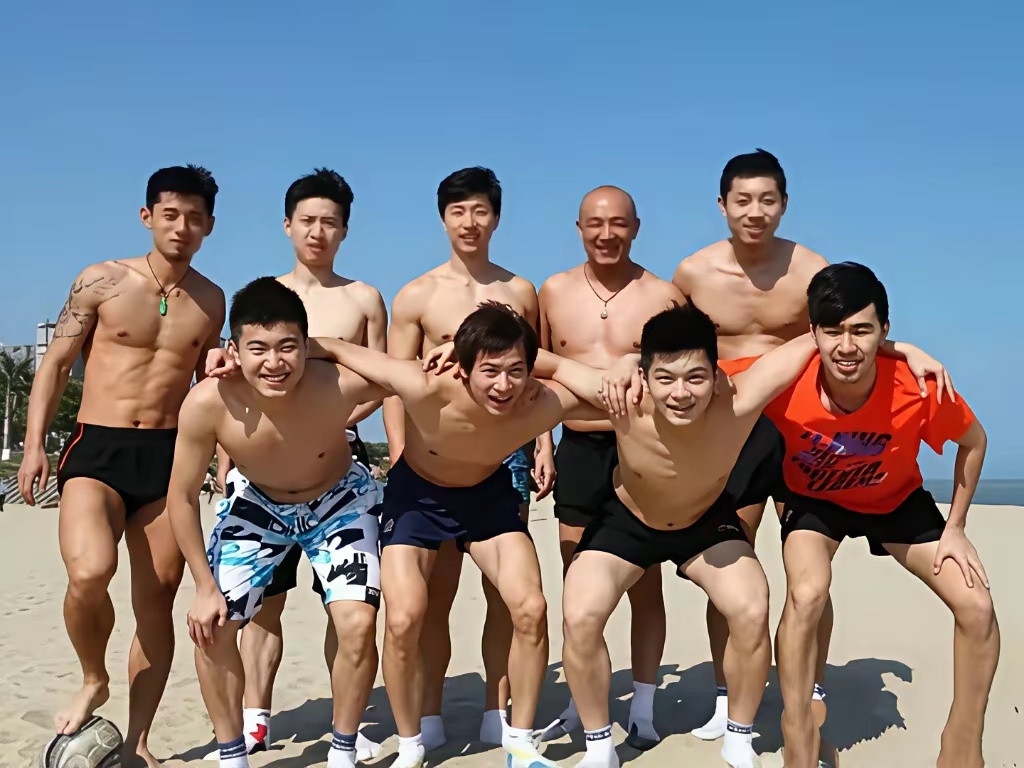 谁懂啊，有点尴尬曾经的老照片，国乒的九个腹肌猛男中我只认识马龙？帮我看看樊振东，