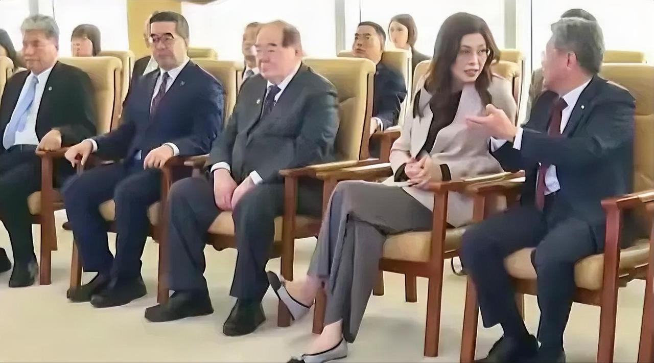 国民党主席郑丽文4月9日参访上海洋山港。洋山港，全球最大的海岛型深水集装箱