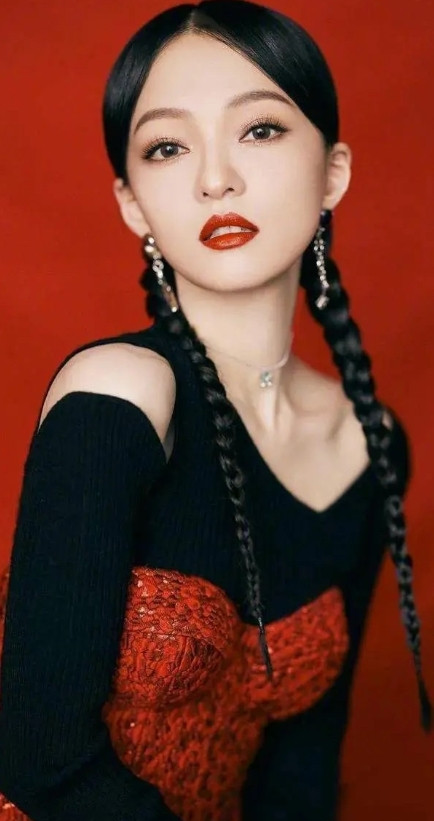 歌手范玮琪在节目歌手中含泪道歉唱歌，台媒落井下石，拿张韶涵作比，嘲笑她音准偏移。
