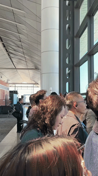 辽宁沈阳桃仙国际机场。一群正在候机的乘客们意外偶遇一架载有抗美援朝志愿军烈士遗