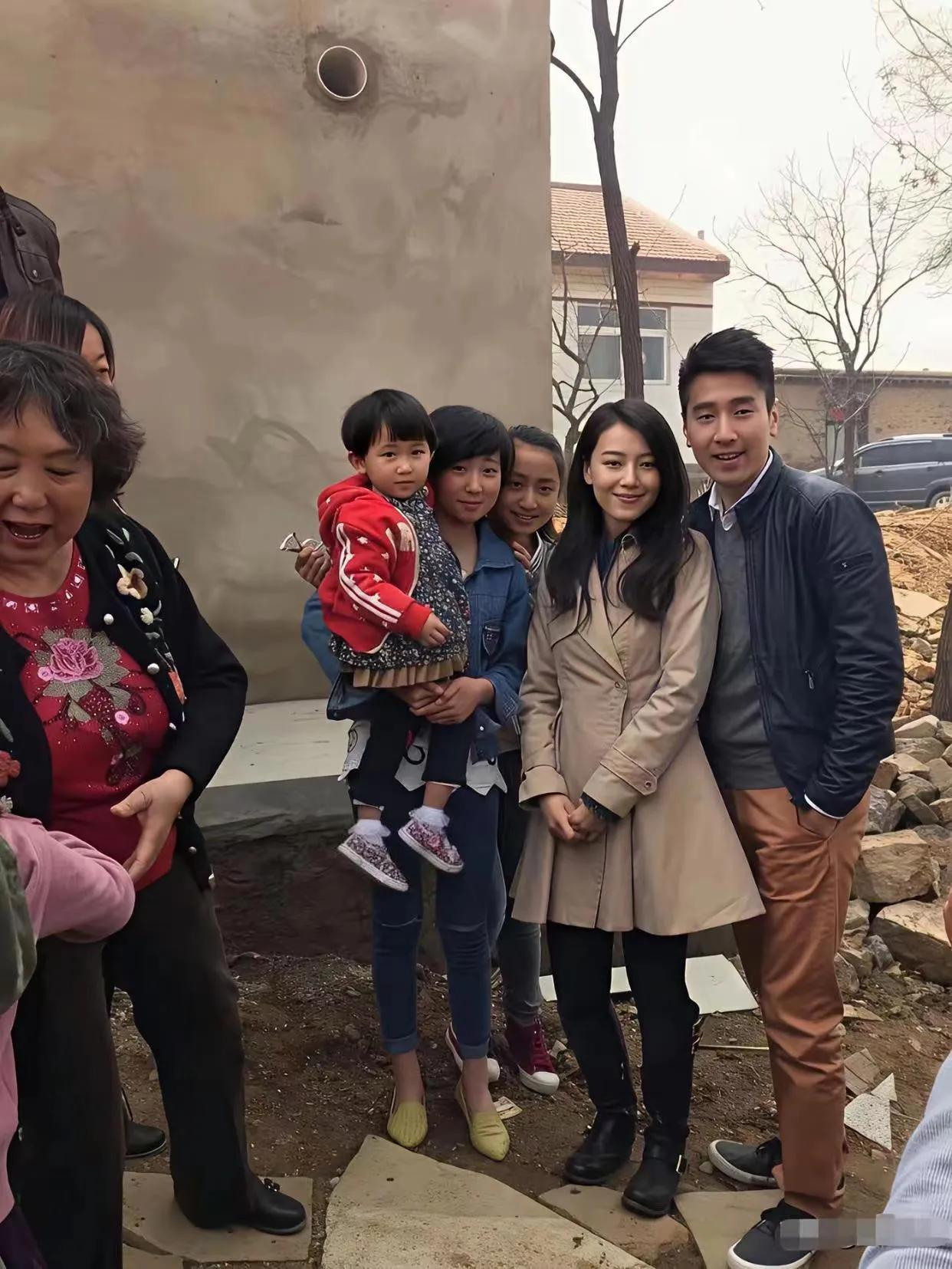 回到老家跟村里人一样！认识这位美女明星是谁吗？