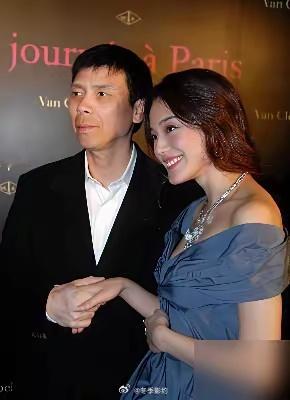 冯小刚搂着舒淇，当着一众大佬的面，半开玩笑半认真地说：舒淇可是我的人啊，你们谁也