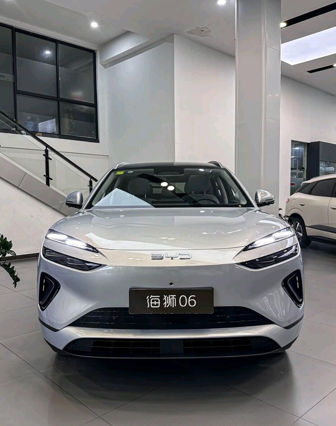 轴距有2930mm，后排空间挺宽敞，地板还是纯平的，中间坐人也不会觉得憋屈。