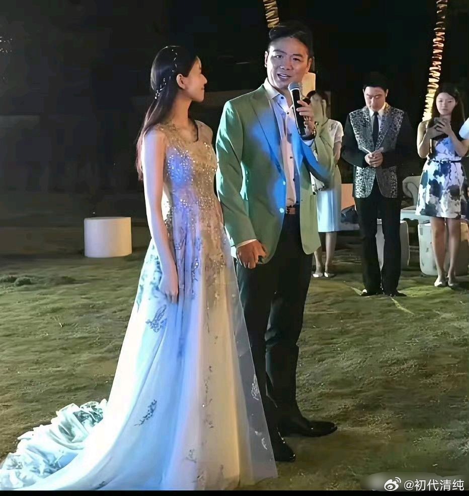 刘强东与奶茶妹当初结婚时候，满眼的崇拜