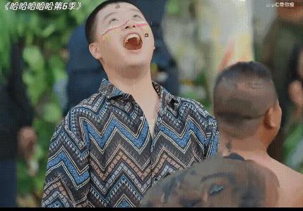 马頔为了通告费与男嘉宾激情对视在综艺《哈哈哈哈哈》西盟站环节，马頔身穿紧身“