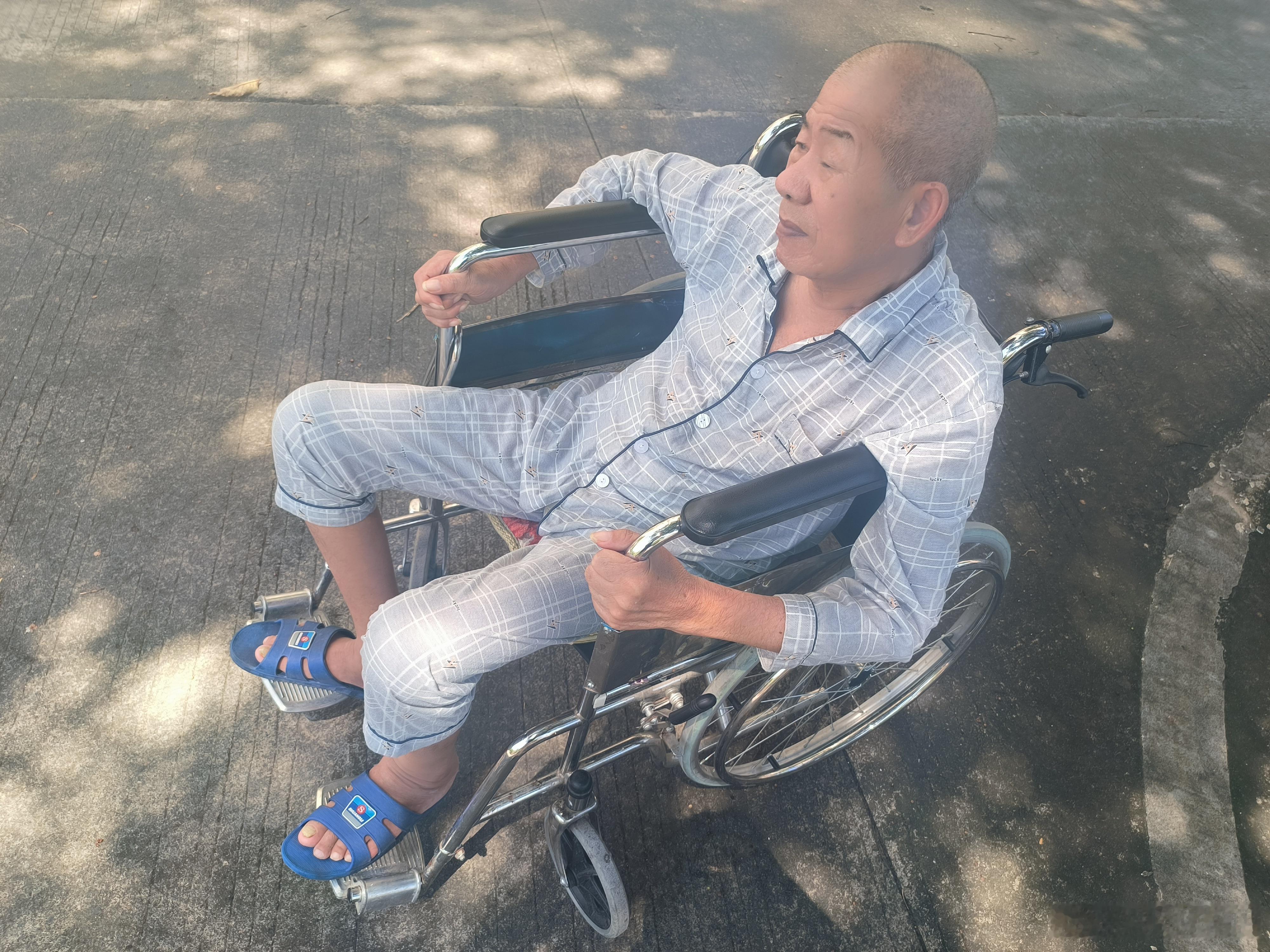 我昨天回老家带老爸去医院做检查。因为缺乏锻炼，老爸的腿部肌肉已经有所萎缩了。原本