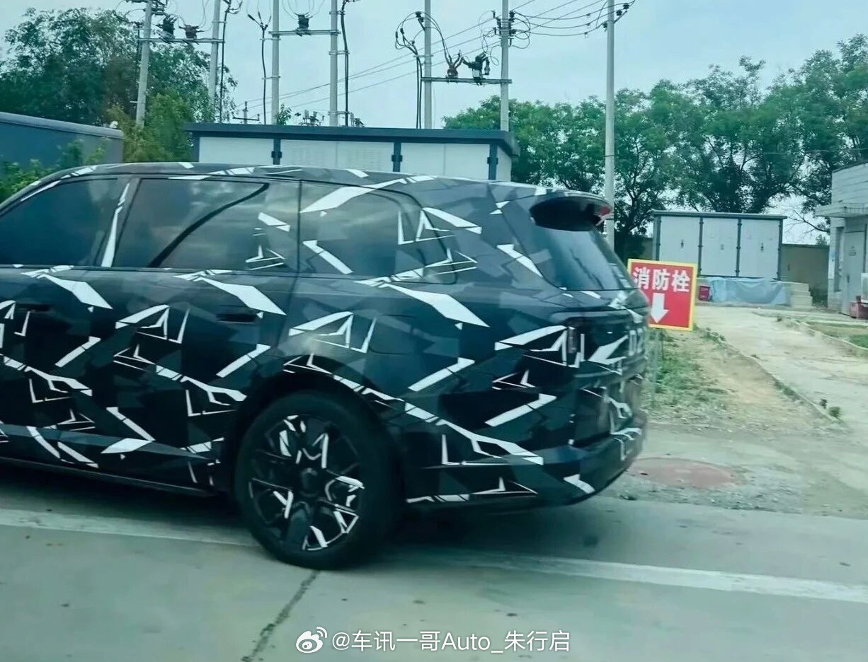 小米全新子品牌“寻天”首款SUV车型谍照亮相，新车的前脸和现有的小米SU7、YU