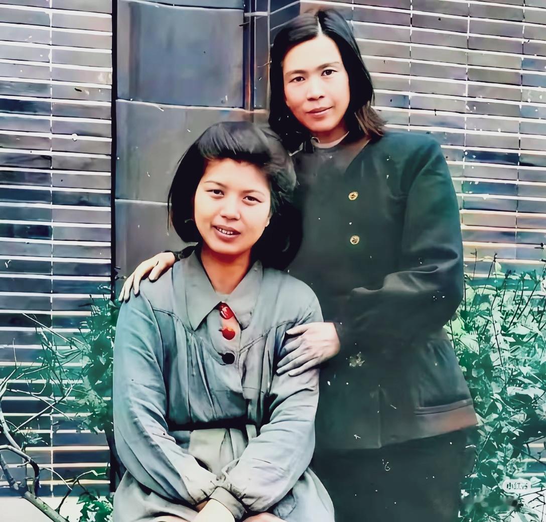 那是1947年，毛主席的前妻贺子珍从苏联治病和学习回到国内，与一位同事一起合影。