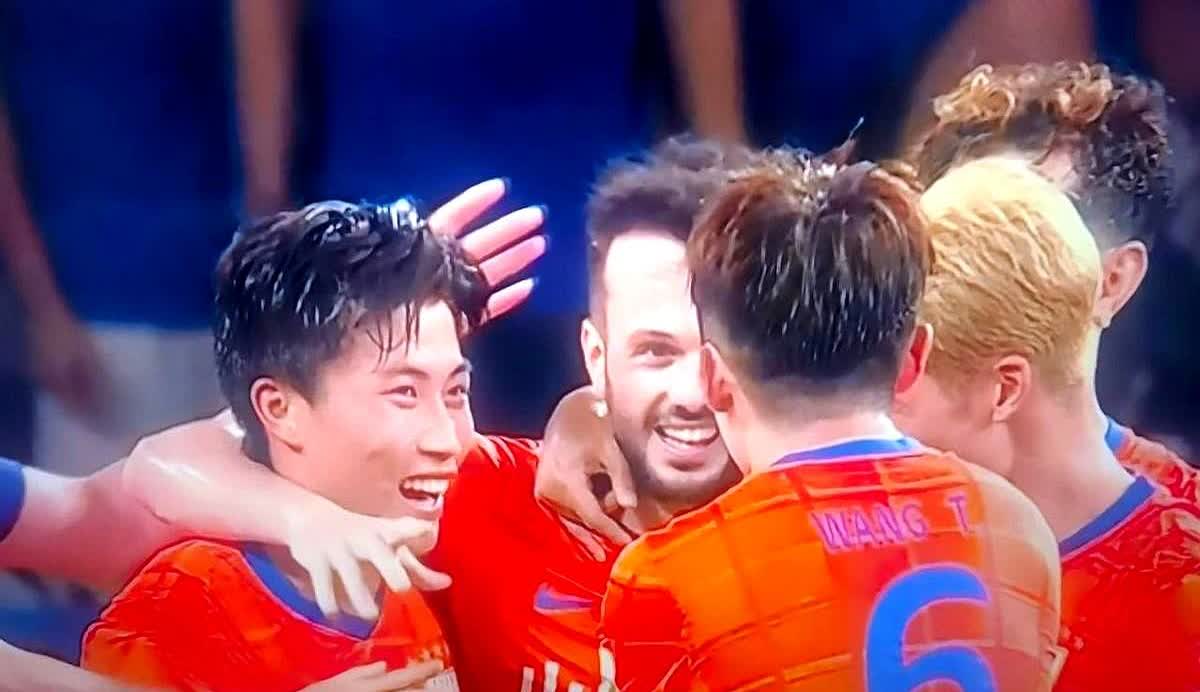 3-3，裁判抢戏比进球还热闹。泰山申诉了，申花却偷着乐。买提江那张“