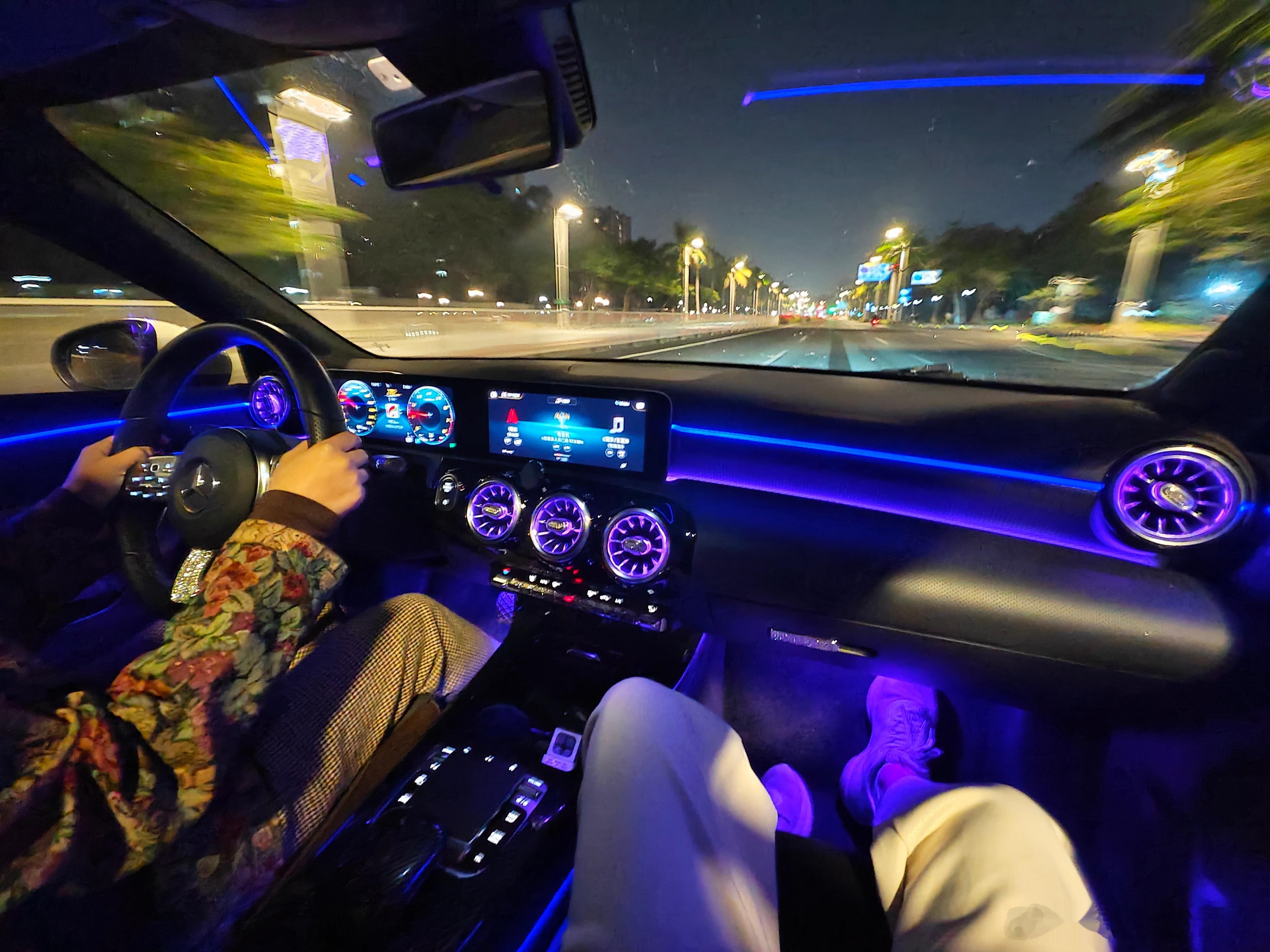 客户又来看A200L了顺便对比台奔驰CLA，这不必须拿下！