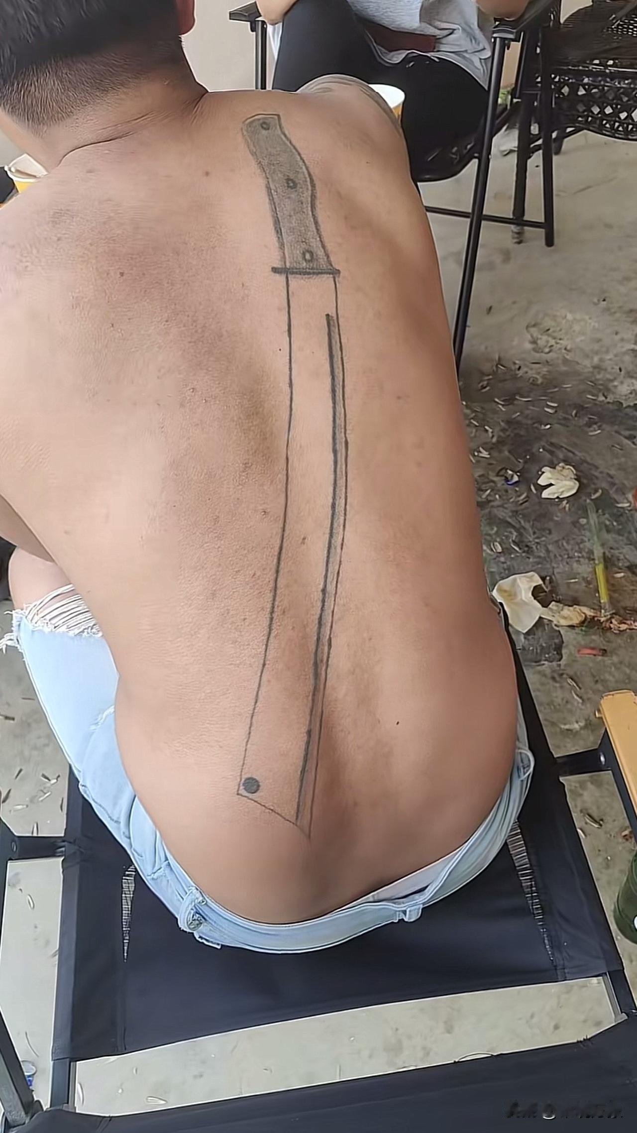 我告诉过你多少次，出门在外，一定要把纹身隐藏起来隐藏起来！[捂脸哭]