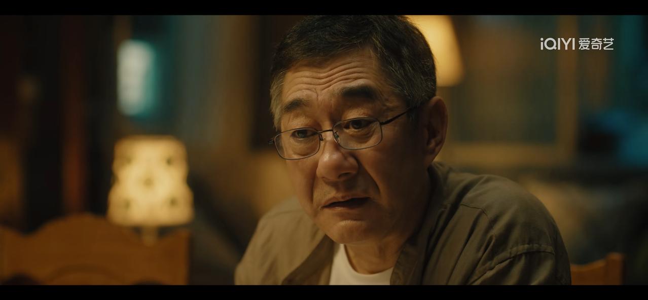 《除恶》别看程恳拿着锤子追着人跑，胡文静的父亲胡建明，也许才是真正的狠人，丁来都