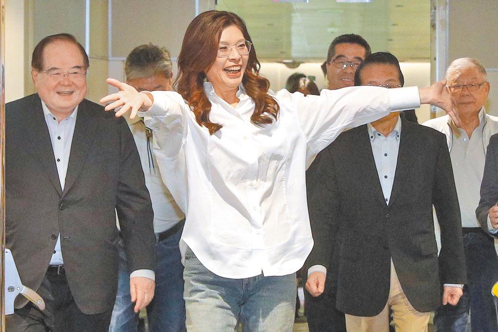 台湾作家雁默撰文写道：“粗略地说，蓝营的‘胆寒症’起始于‘太阳花运动’那年的地方