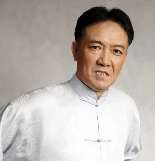 主持人问李幼斌:“你不拍戏以后，在家里都做什么？”李幼斌说:“我在家里就这屋串串