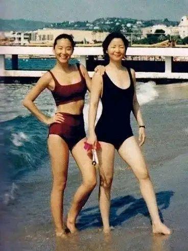 1990年间，林青霞和邓丽君在法国海滩的合影。那一年林青霞36岁，那一年邓丽君3