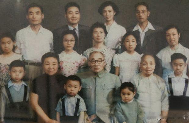 这张50-60年代的全家福里，藏着新中国第一代知识分子家庭的形象！中间坐C位的马
