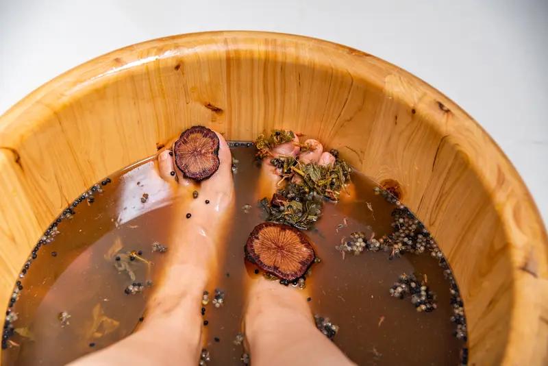 ：湿气重不用乱祛湿，做好这两件事，身体轻松一大半总觉得身体沉、睡不醒、大便黏马