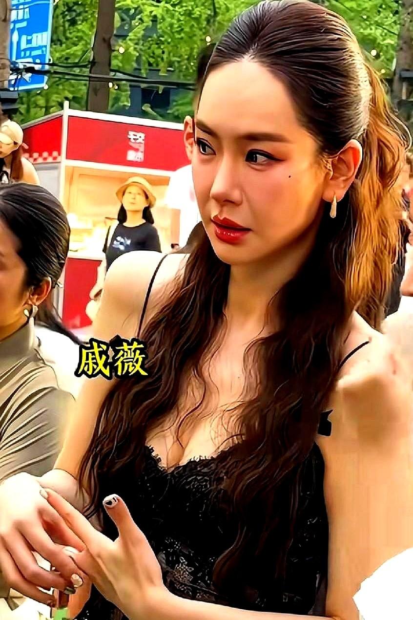 我算看明白了，为啥有的人脸上一个褶子都没有，看着却比谁都老。戚薇的法令纹那么