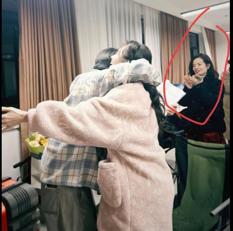 郭宇欣最近进进出出，身边突然多了一个女人这个女人不是助理，而是她的新老板——陈