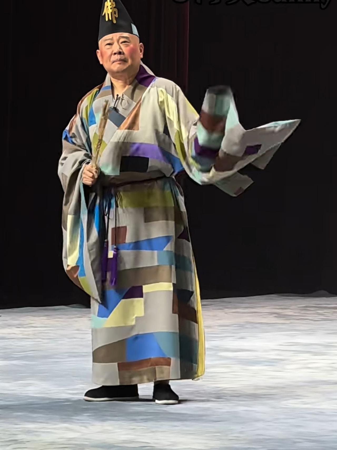 一句歌词惹大祸！郭德纲真该学学赵本山急流勇退2026年7月24日，郭德纲在