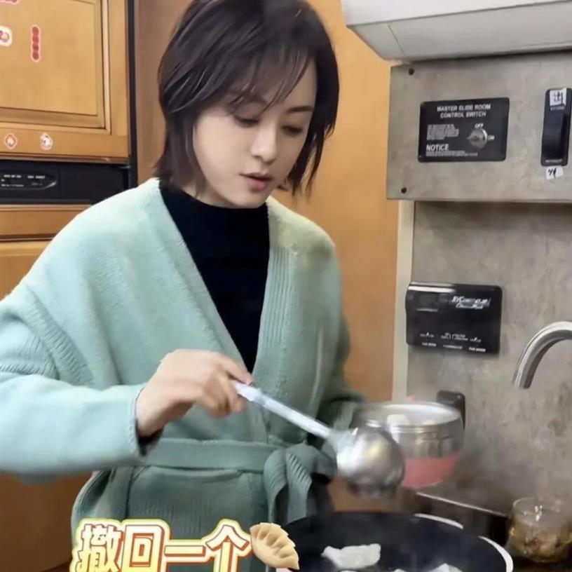 冬至剧组房车里，42岁孙俪用粉色小电锅煮饺子，数着只吃6个！谁能想到这口锅陪了她
