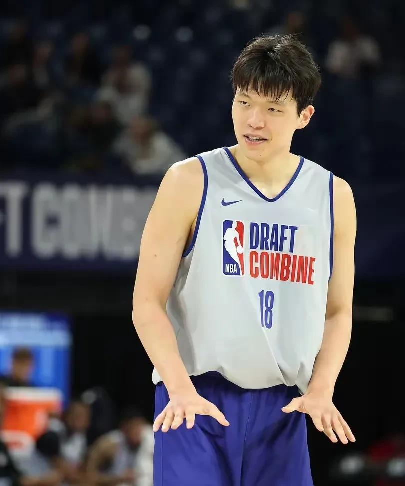 绝对首轮，杨瀚森完成两支球队试训！杨瀚森目前完成了两支球队的试训，效果相当不错